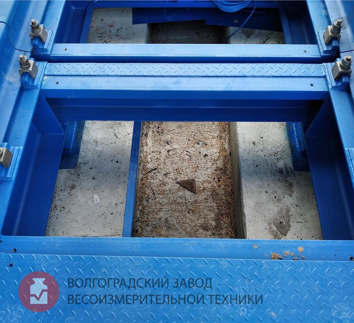Вагонные весы БАМ на бетонном фундаменте (сняты защитные крышки)