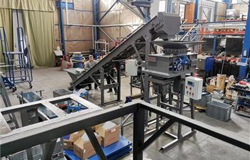Желобчатый конвейер используется для перемещения сыпучих грузов по конвейерной ленте желобчатого типа. Применяются, чаще всего в составе технологических линий, в различных производствах.